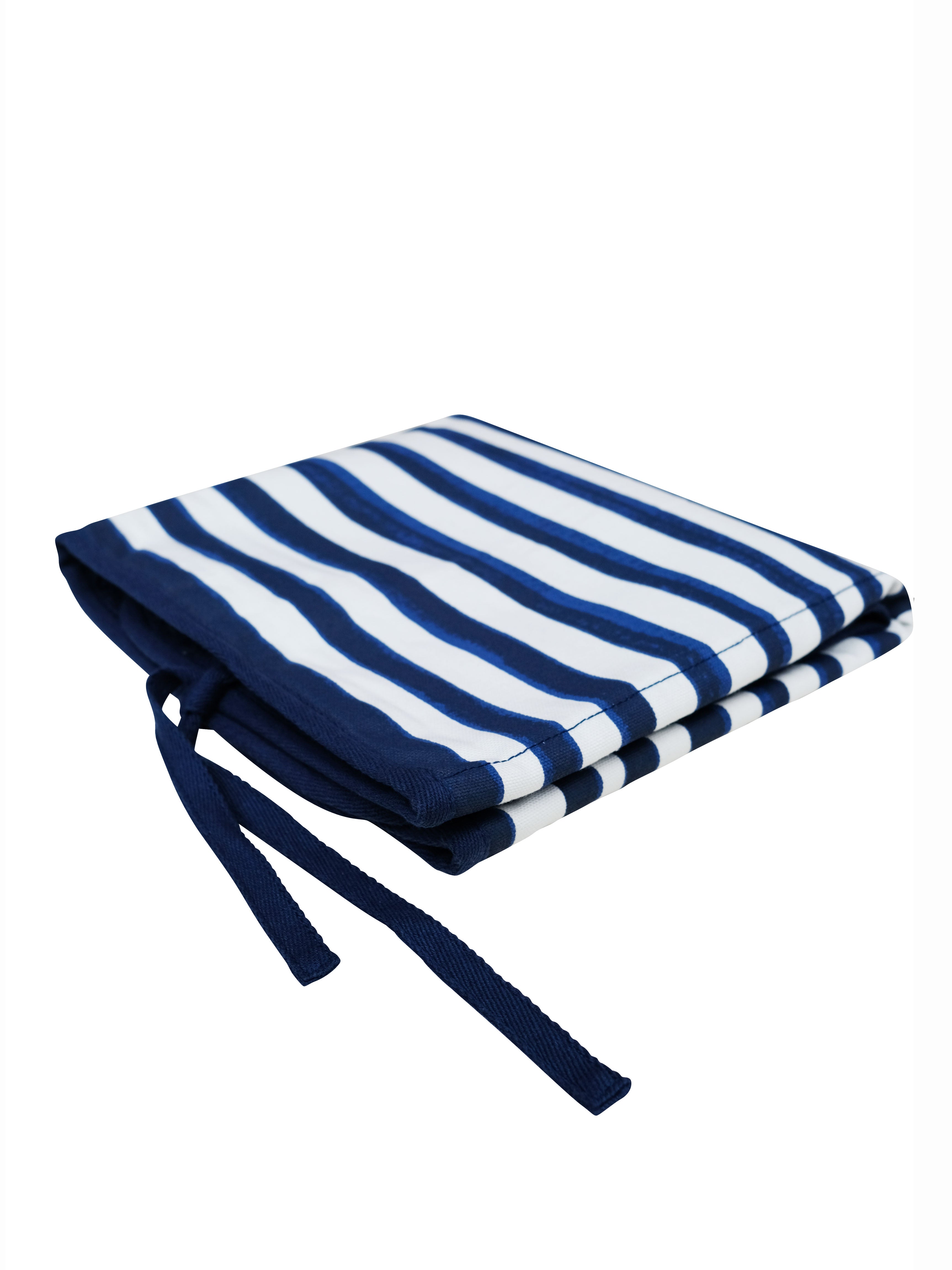Die blau/weiß gestreifte Wickelunterlage von mara mea ist ein passendes geschenk für Mütter