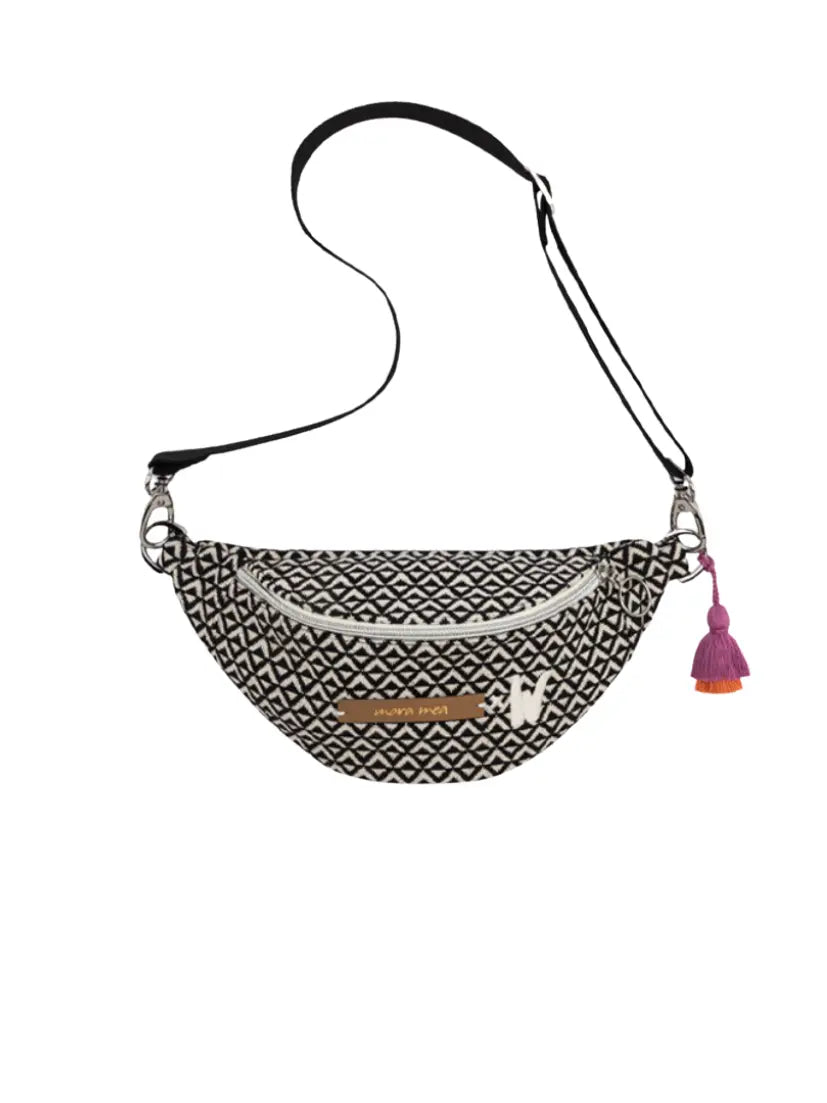 Mini Bum Bag weekend trip aus schwarz-weiß gewebtem Stoff.