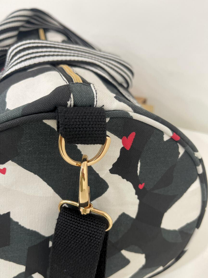 Detailaufnahme von goldenem Taschenösen vom schwarz weiß gemustertem geräumigen Weekender von mara mea.