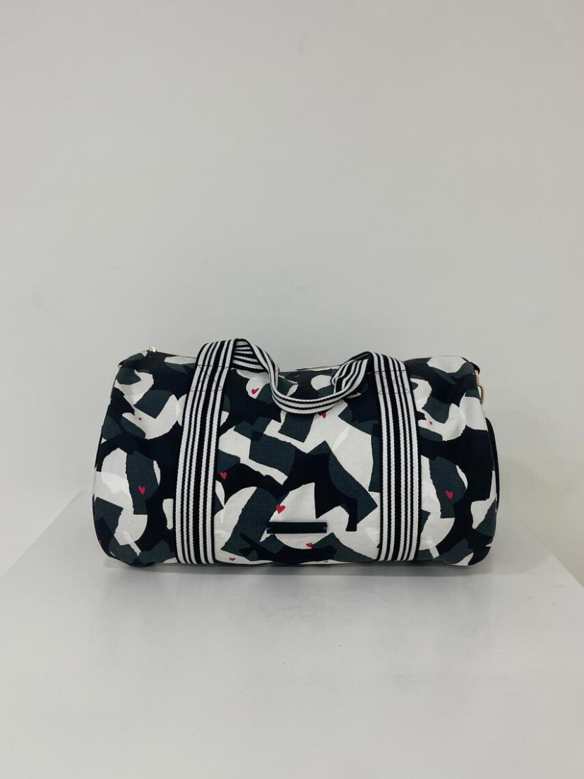 Geräumige Weekender Tasche von mara mea in schwarz/weiß gemustertem Stoff mit kleinen Herzchen Print.