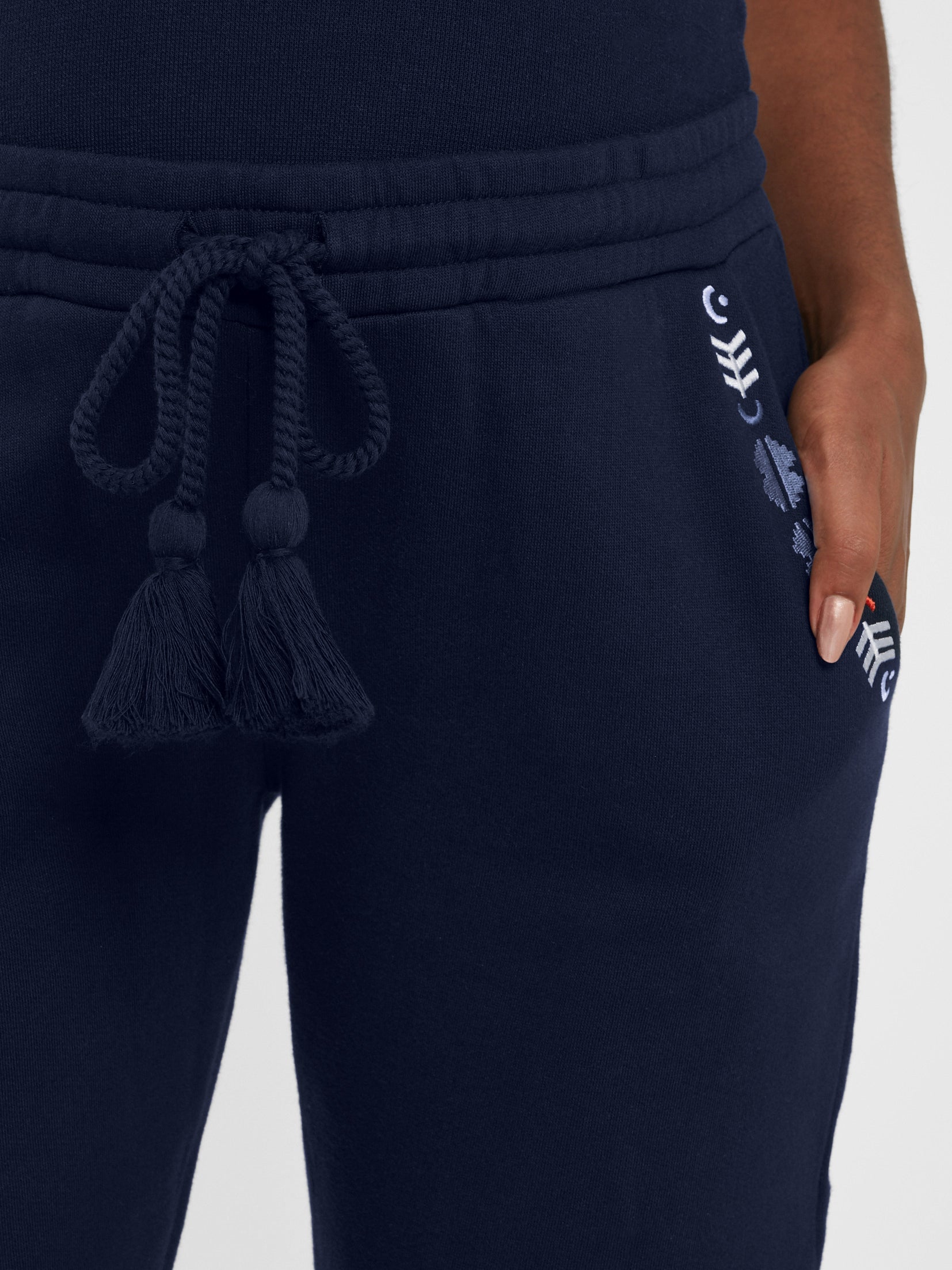 Die kleinen, weißen Stickereien und blauen Quasten verleihen der Umstandshose grace & glory von mara mea einen schönen Boho-Style.