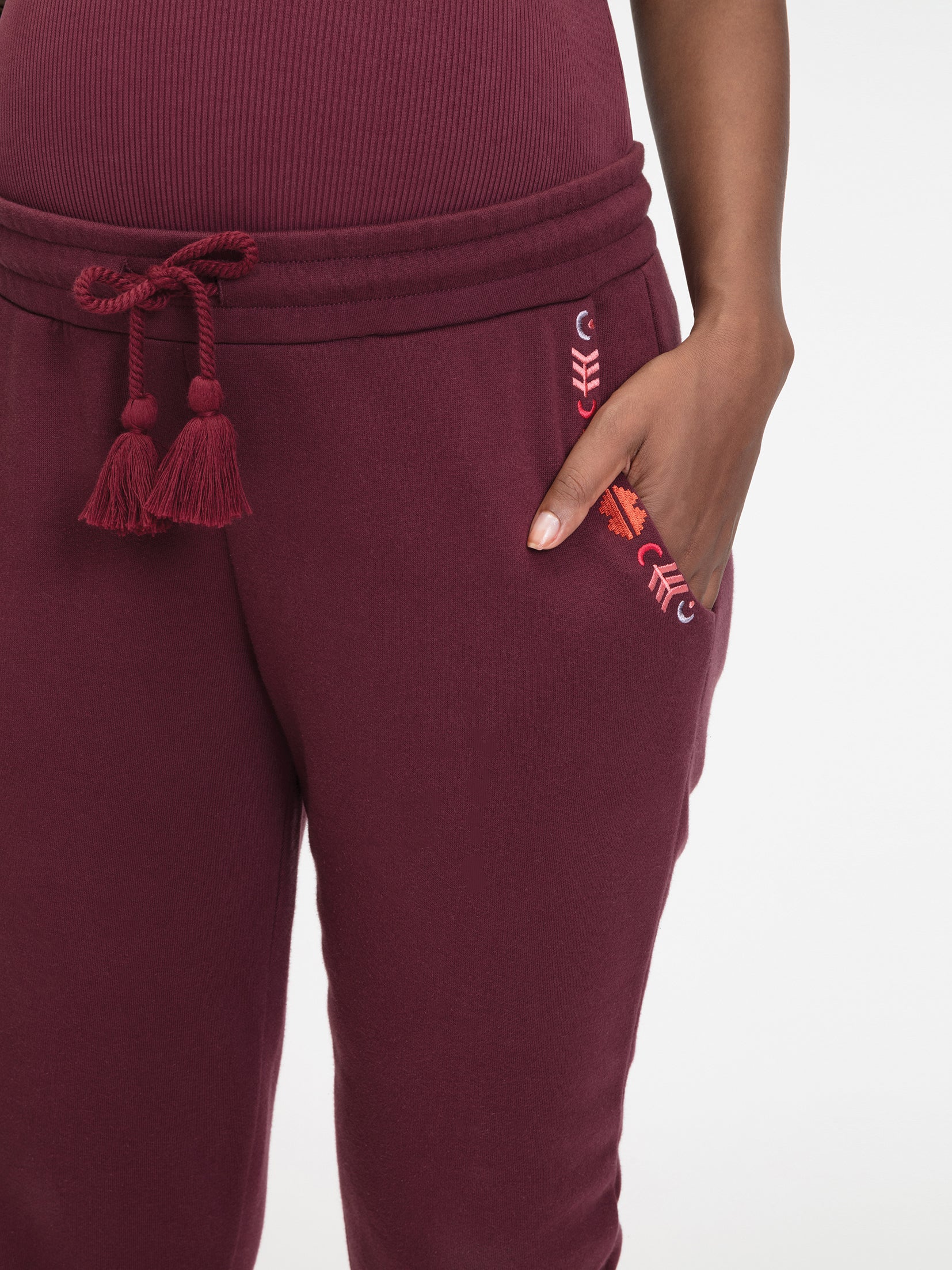 Die Eingriffstaschen der Umstandshose grace & glory sind mit farbigen Stickereien verziert, was die Hose in Kombination mit den passenden bordeaux farbenen Quasten zu etwas wirklich Besonderem macht.