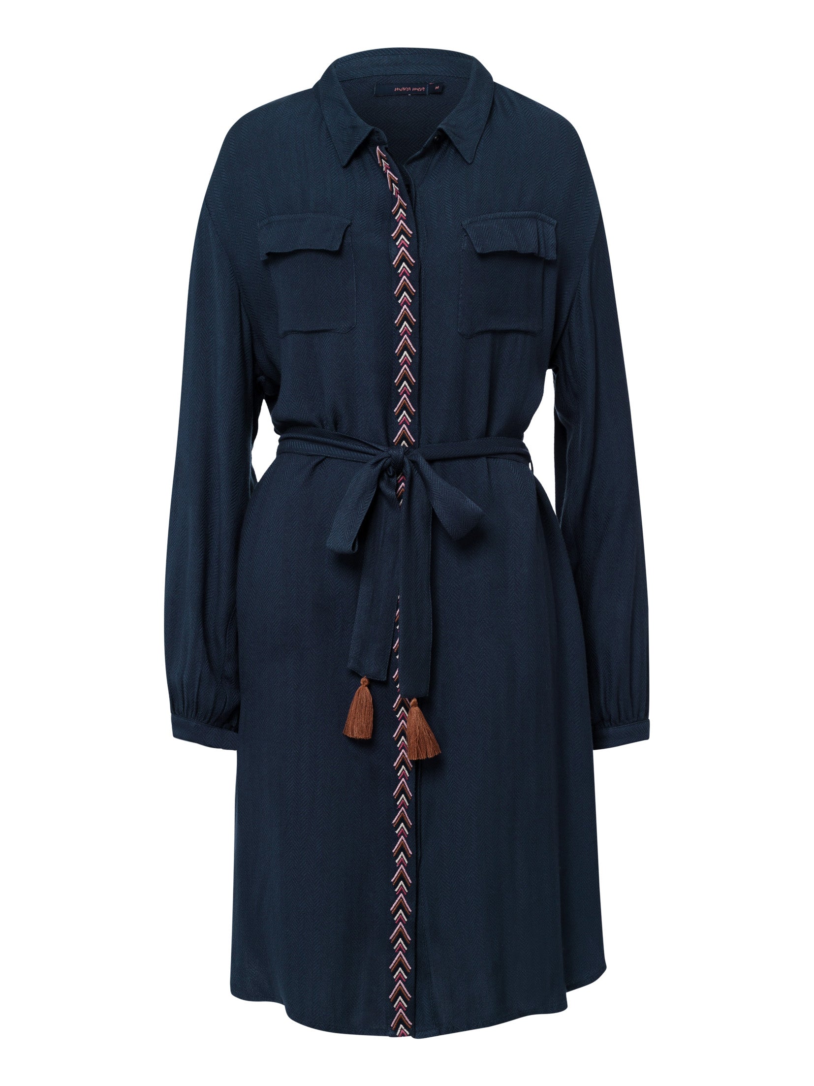 Das Fashion-, Umstands- oder Stillkleid seafoam in Dunkelblau von mara mea mit detaillierter und farbenfroher Stickerei an der Knopfleiste und orange farbigen Quasten am Gürtel.