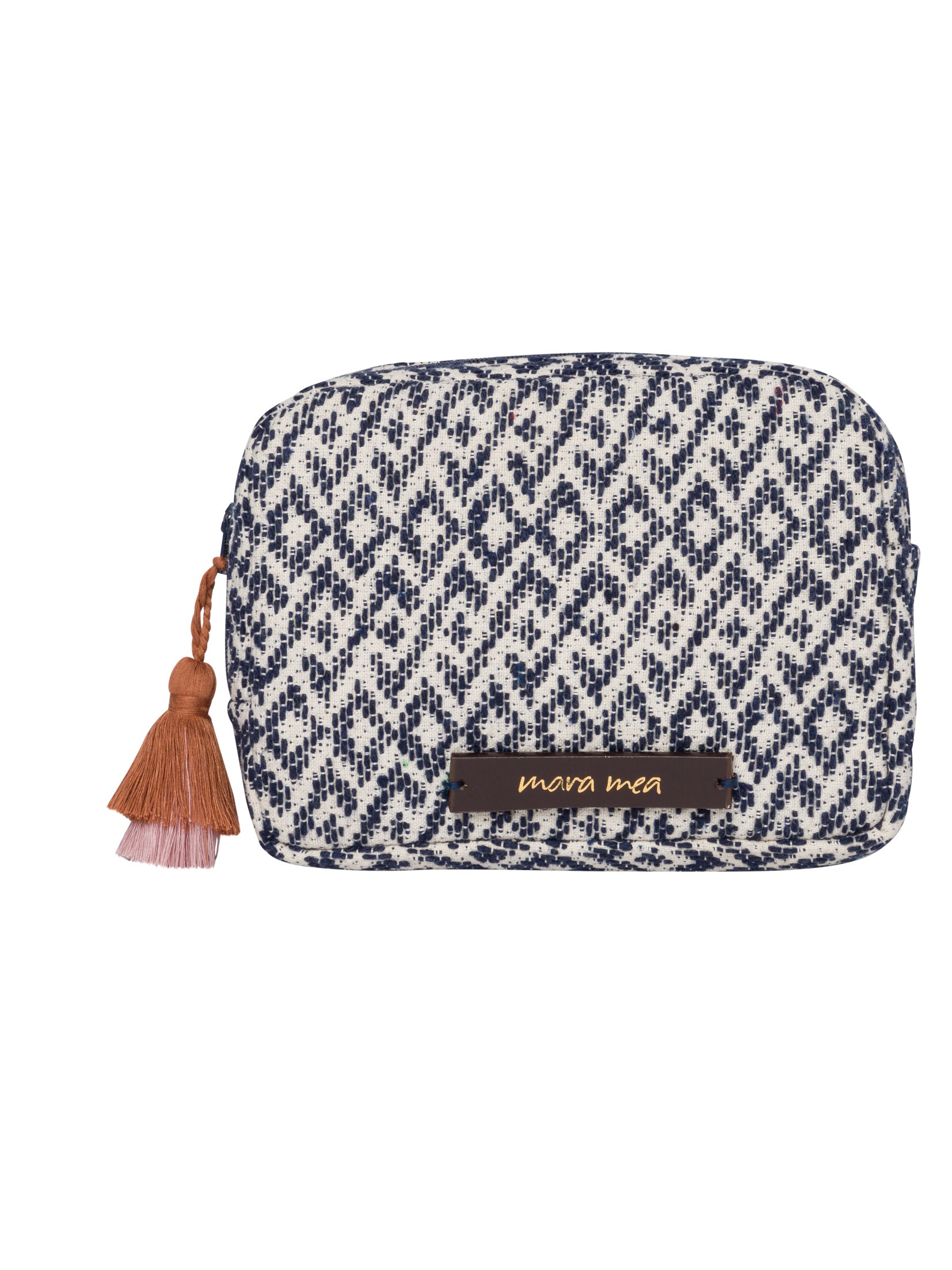 Die Kosmetiktasche tile mirror in Blau/Weiß gemustert von mara mea kommt mit zweifarbiger Quaste.