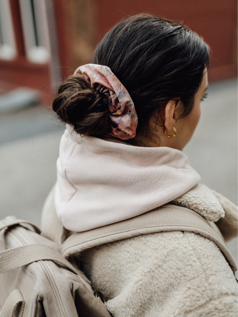 Der Scrunchie crocus bulbs in Rosé Blumenprint aus Biobaumwolle von mara mea.