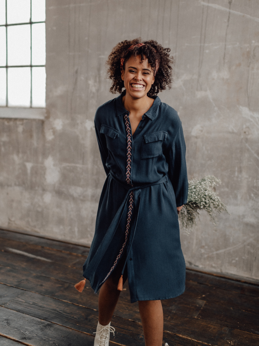 Das Fashion-, Umstands- oder Stillkleid seafoam in Dunkelblau von mara mea.