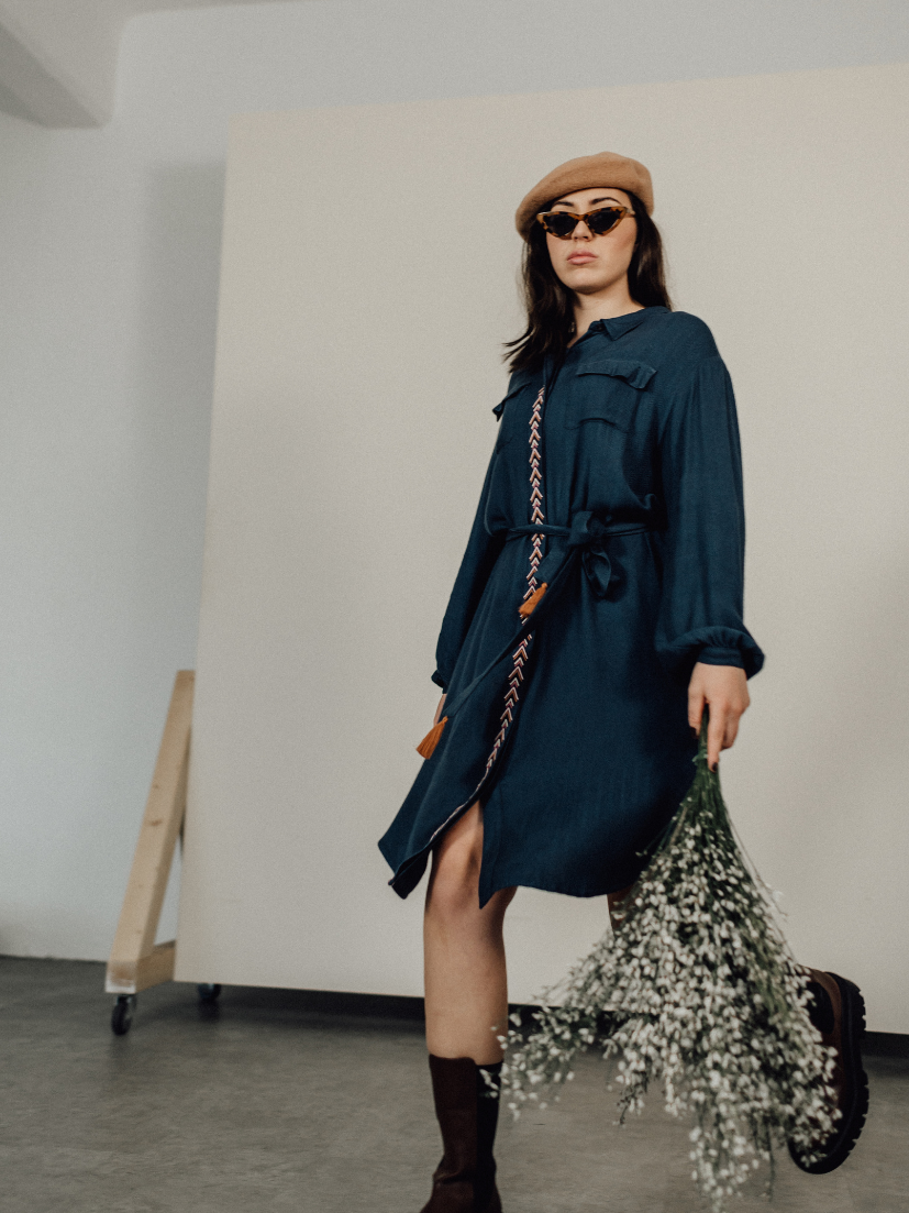 Das Fashion-, Umstands- oder Stillkleid seafoam in Dunkelblau von mara mea bietet genügend Beinfreiheit uund passt sich deinen Bewegungen optimal an.