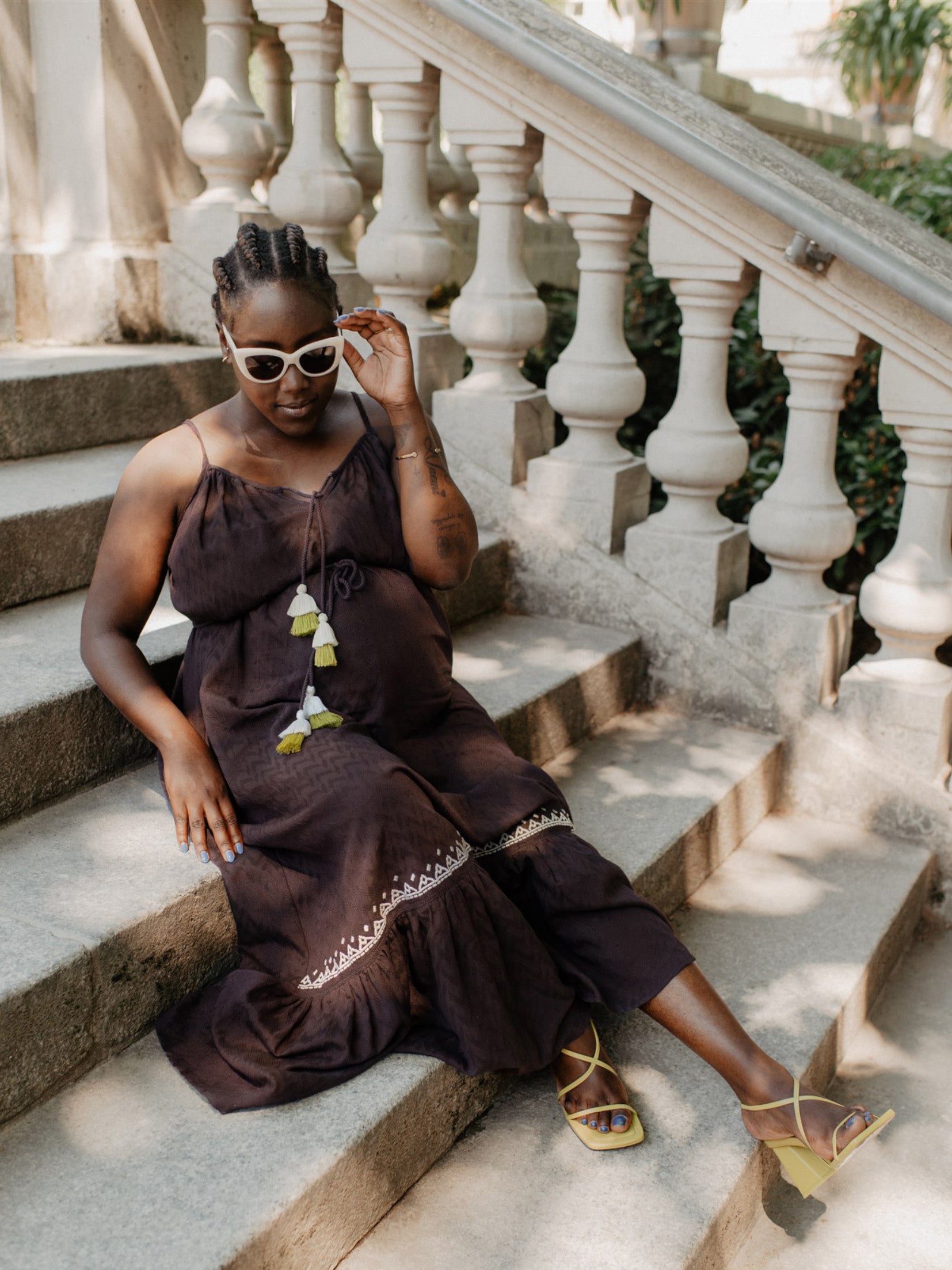 Das boho Umstandskleid cosmic love von mara mea in braun ist festliche Umstandsmode