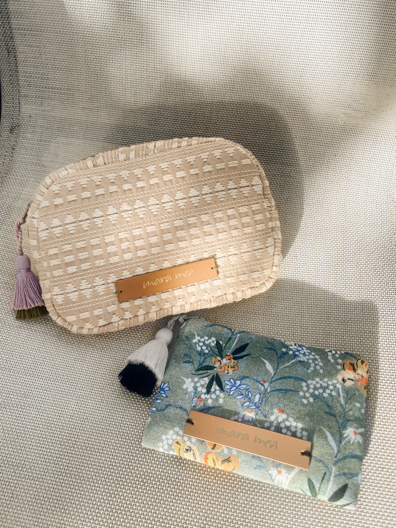 die Kosmetiktasche in beige sand and stone ist im tollen boho look