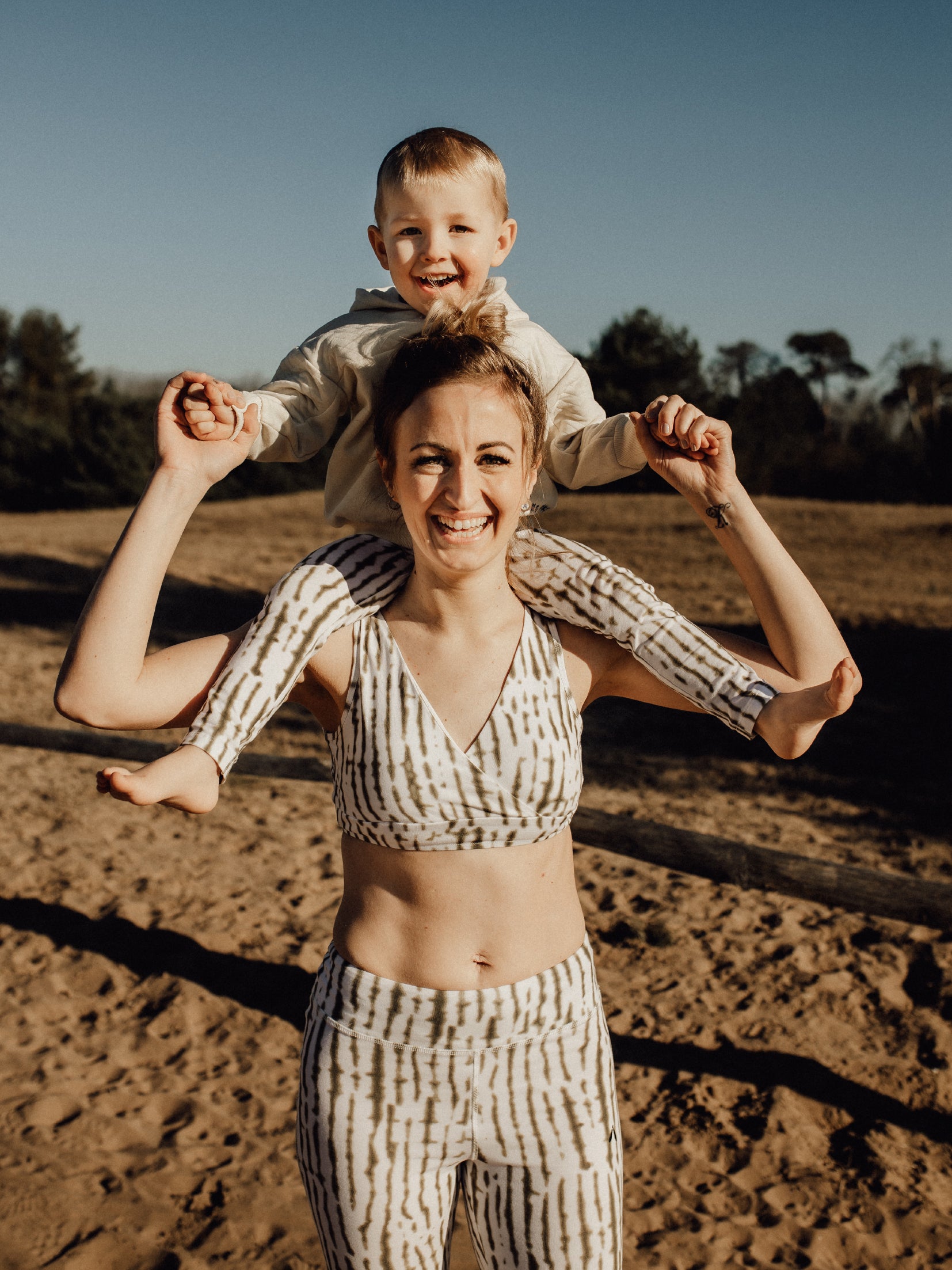 Der Sport und Still-BH seaside vacation in Grün tie dye von mara mea ist im Partnerlook mit passender Mini Me Leggings erhältlich.