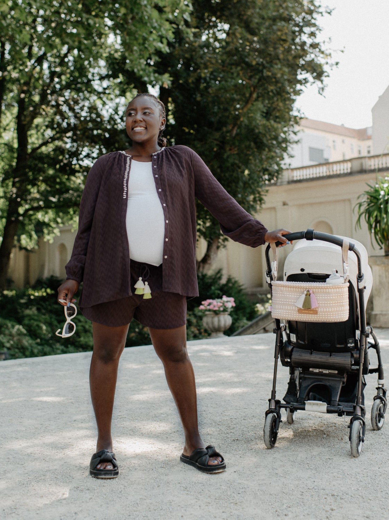 Die Umstandsbluse in braun coconut shake von mara mea hat schöne boho Stickerei