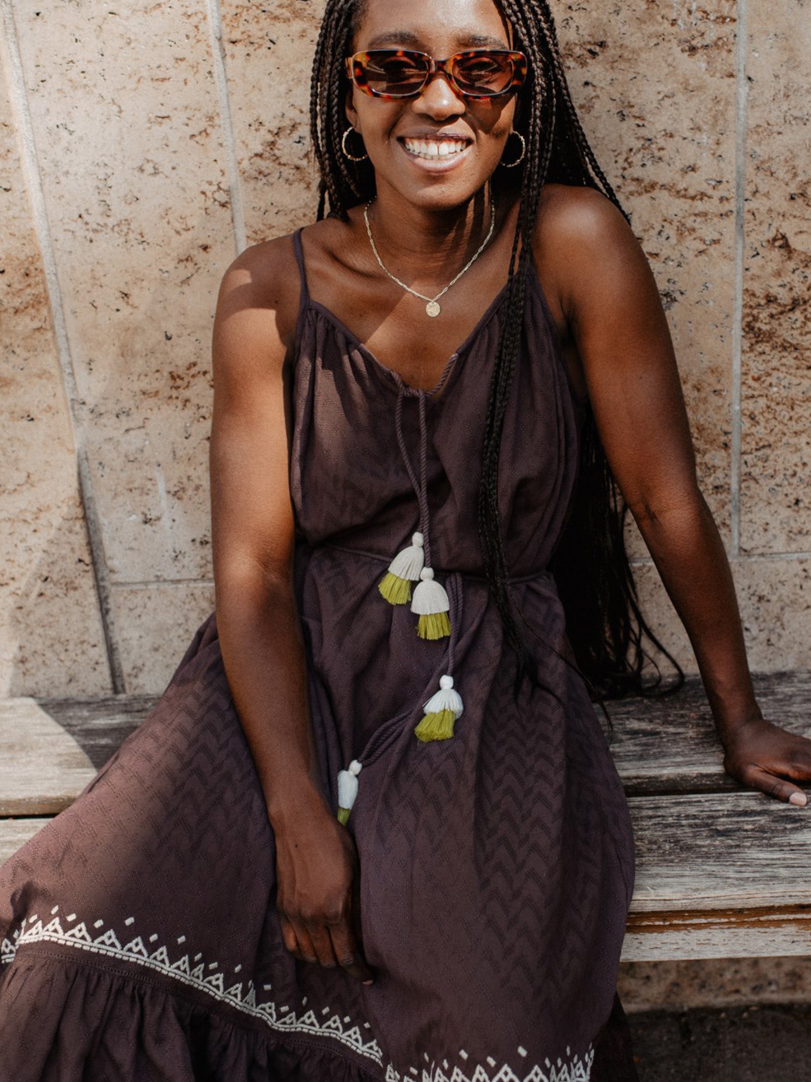 Das Kleid cosmic love von mara mea in braun ist perfekte Kleidung für die Schwangerschaft im Sommer.