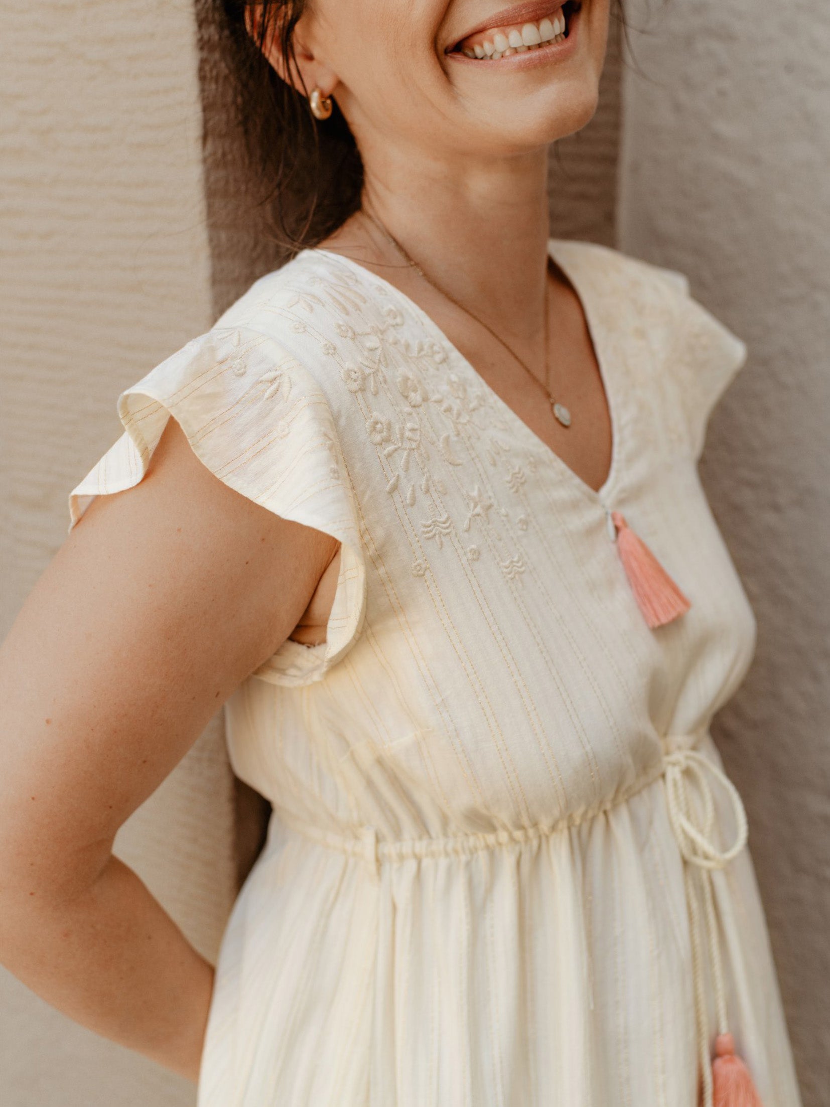 Das Umstandskleid ist auch stilltauglich, um es nach der Schwangerschaft zu tragen