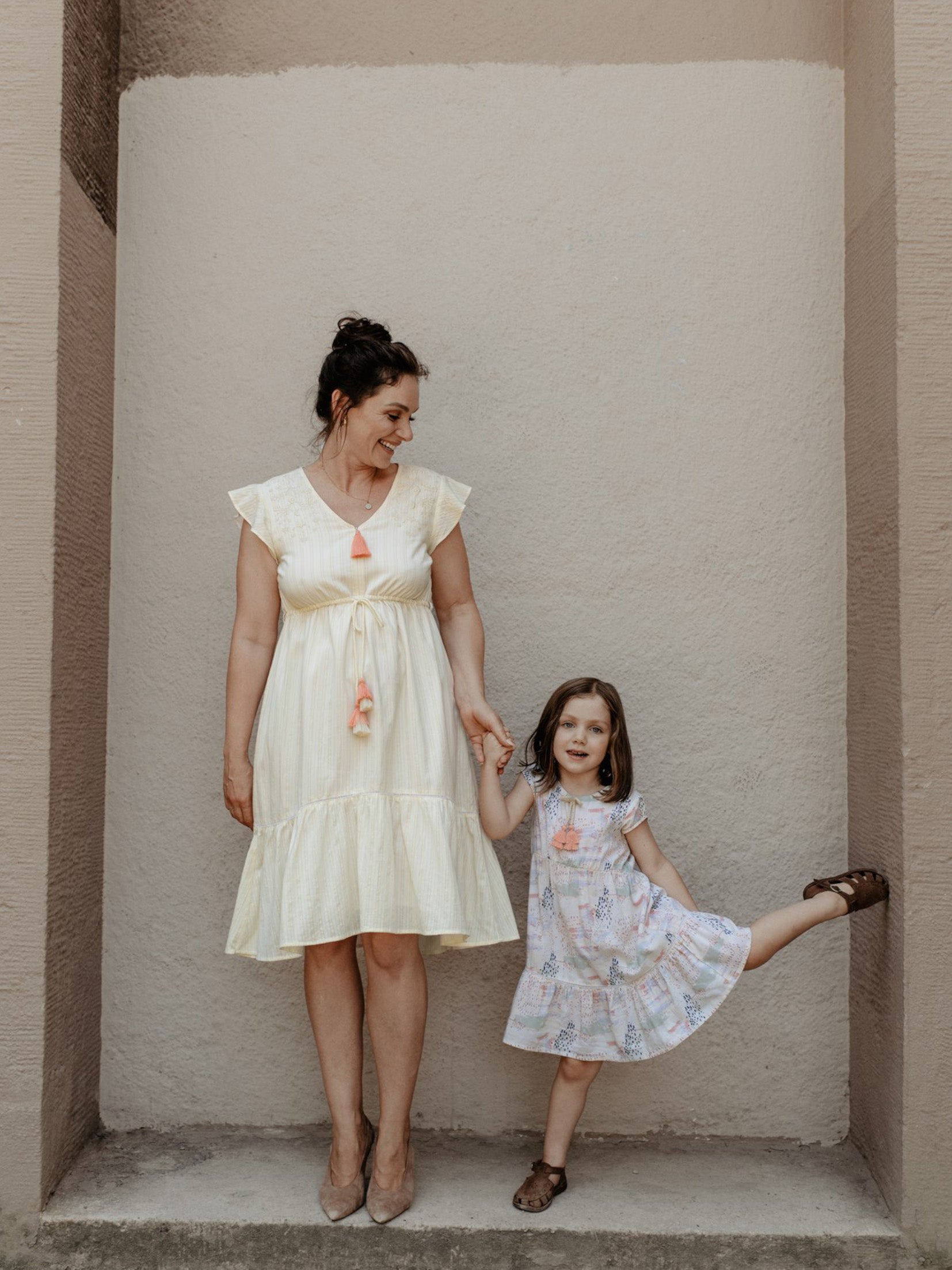 Das cremefarebene Umstandskleud white blossom ist das perfekte Outfit als schwangerer Hochzeitsgast