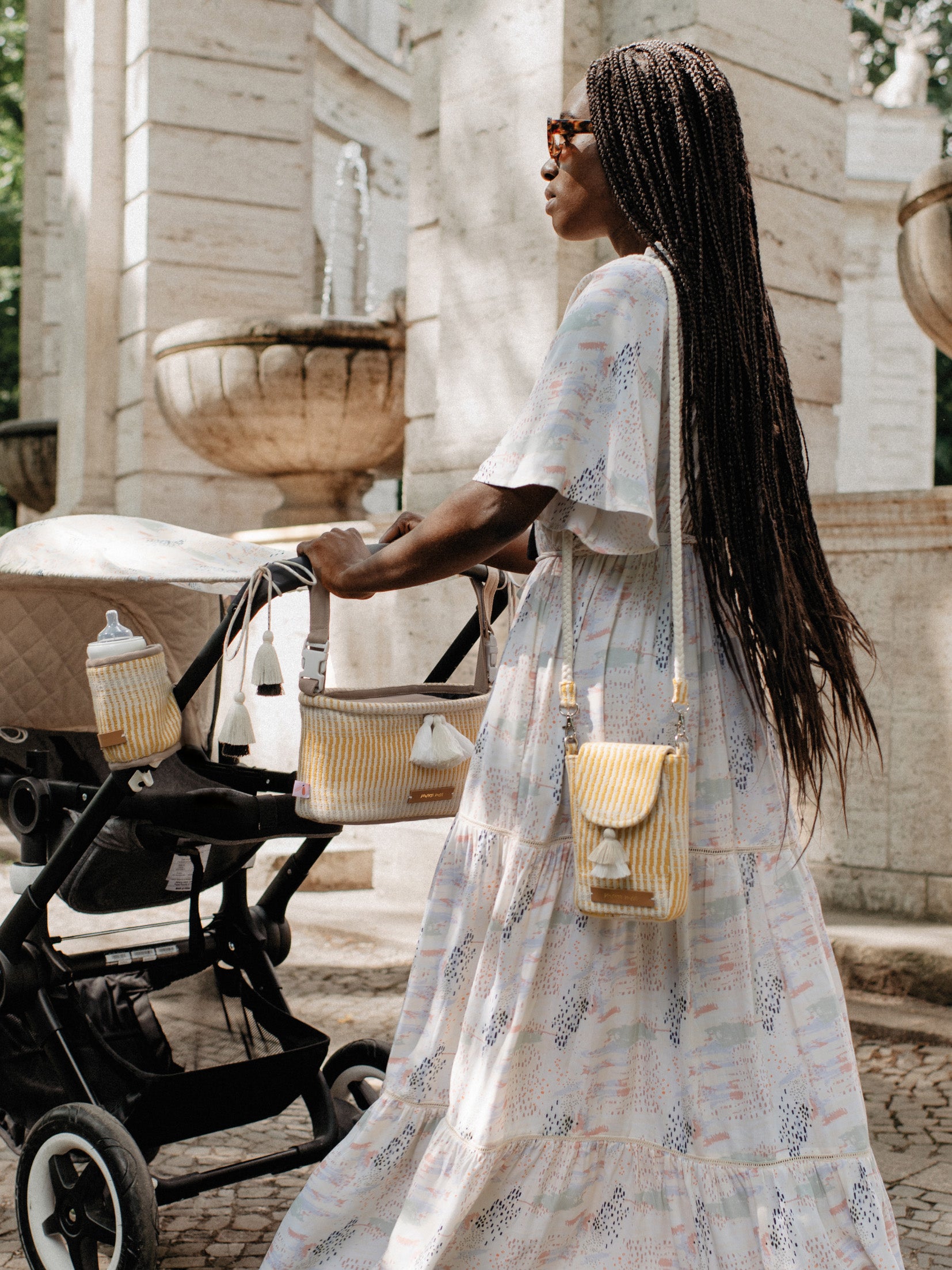 Das Kleid early bird von mara mea in Weiß/schwarz mit stylischem Muster ist optimal für jede festliche Sommerparty während der Schwangerschaft