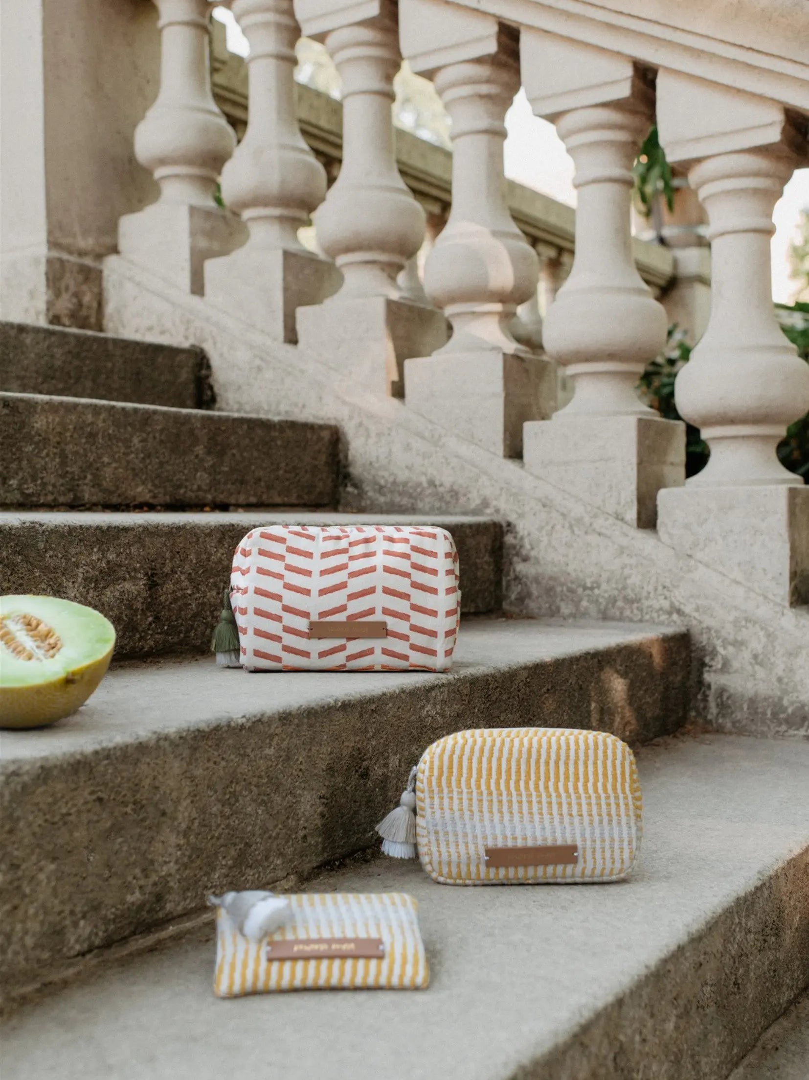 Der Kulturbeutel papaya sorbet in orange/weiißem boho Muster ist eine große Tasche für Kosmetik und Windelutensilien.