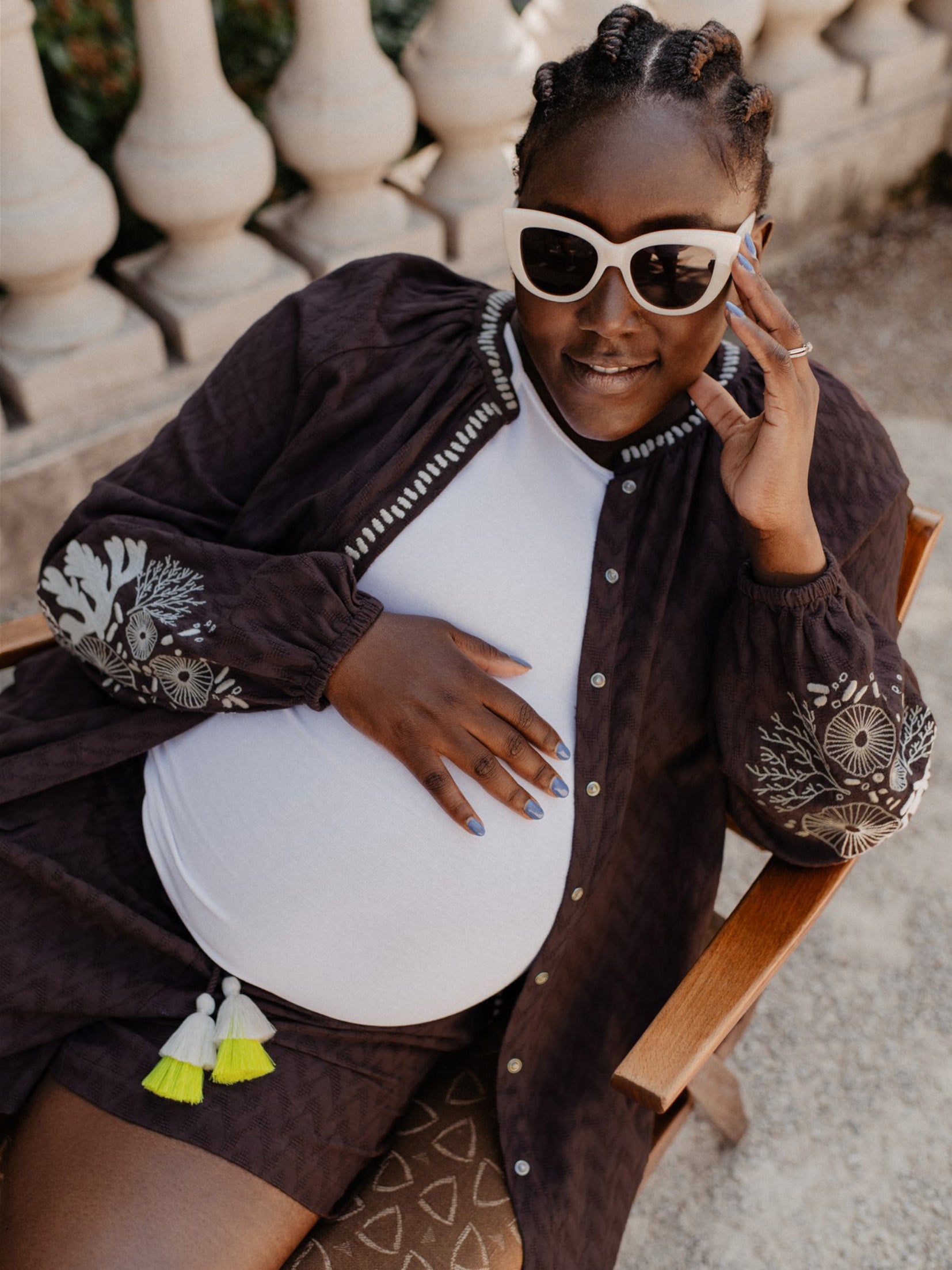 Die Umstandsbluse coconut shake mit schöner Stickerei von mara mea ist optimales office Outfit während der Schwangerschaft
