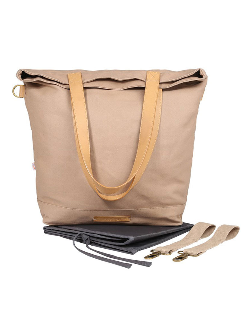 Wickeltasche shell seeker in Beige von mara mea kommt mit Wickelunterlage und Kinderwagen-Trageriemen.