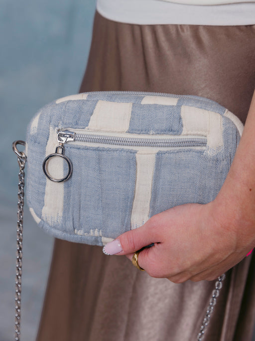 Detailansicht der mara mea Umhängetasche air kiss mit rückseitigem Reißverschlussfach, silbernem Ring-Zipper und hellblau-offwhite gepolstertem Baumwollstoff