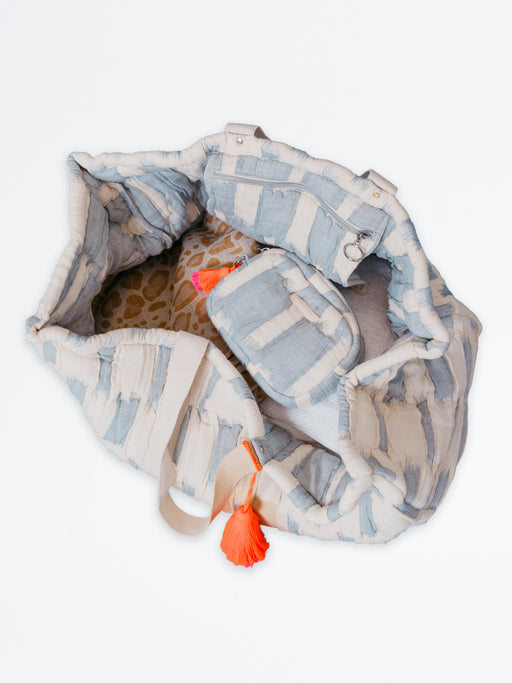 Innenansicht der extra großen mara mea Schultertasche in Hellblau-Offwhite mit viel Stauraum, Reißverschlussfach und sichtbarer neon-farbenem Tassel an Tragegriff