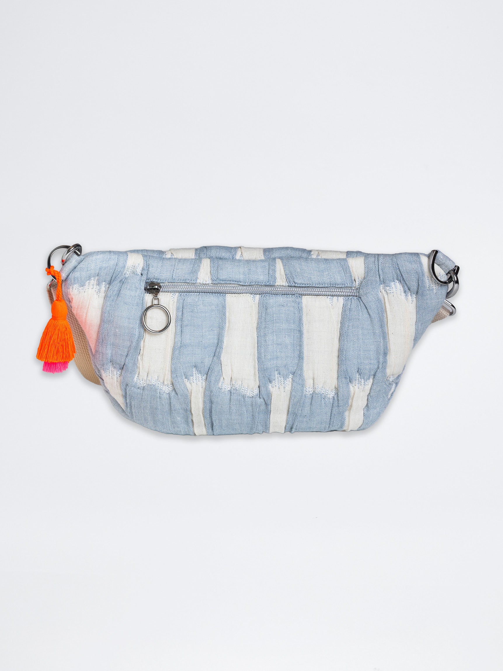 mara mea Midi Bauchtasche creamy skies in Hellblau-Offwhite mit rückseitigem Reißverschlussfach, silbernem Ring-Zipper und neon-orange-pinker Quaste