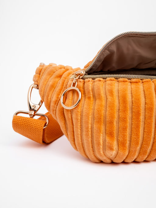 Detailansicht der geöffneten orangefarbenen mara mea Mini Bauchtasche Come Dancing Peach aus Cord mit Reißverschluss, Innenfutter, Metallring und Gurtkarabiner