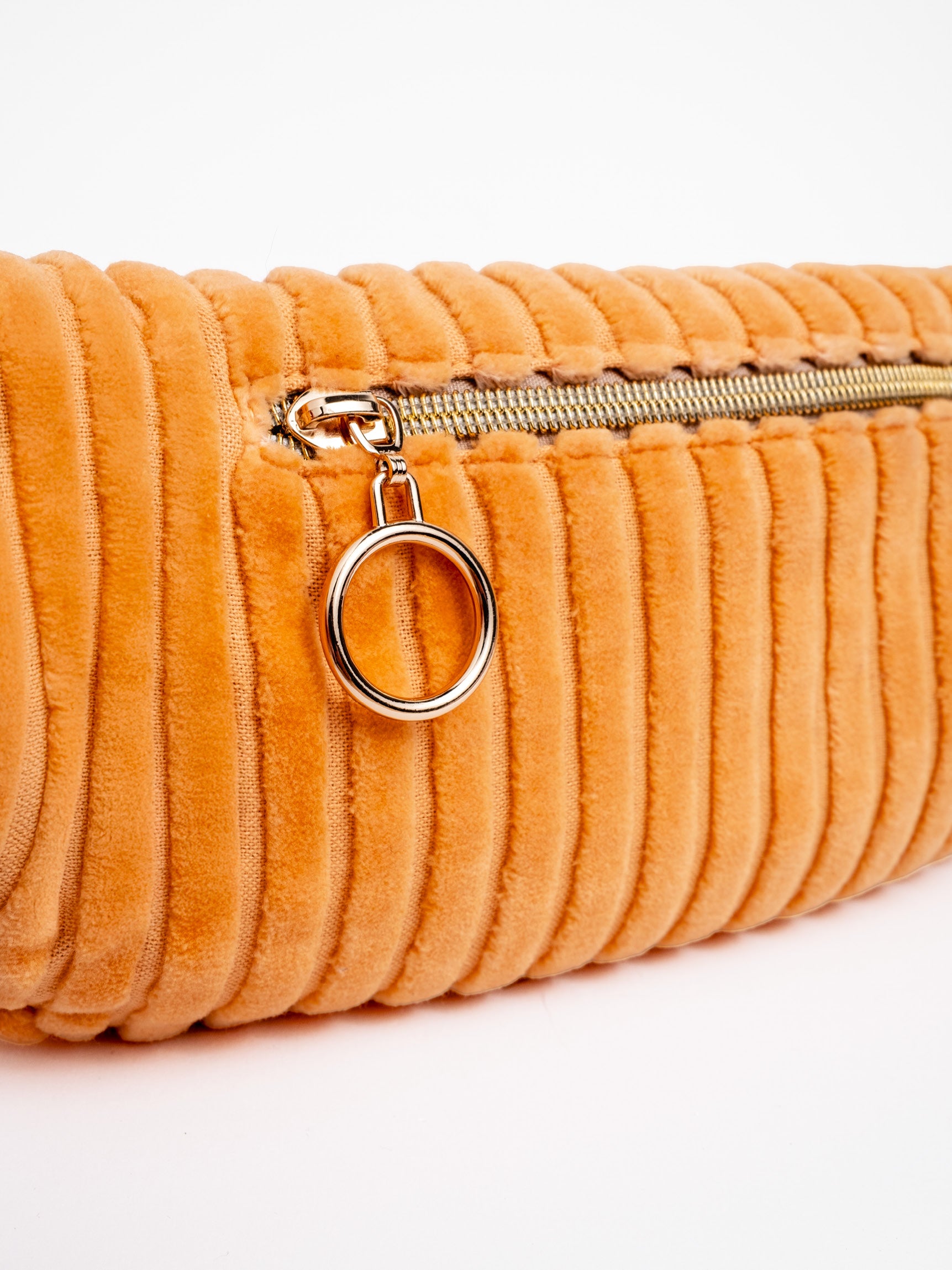 Detailansicht der orangefarbenen mara mea Mini Bauchtasche Come Dancing Peach aus Cord mit Reißverschluss, Metallring und breiter Cordstruktur