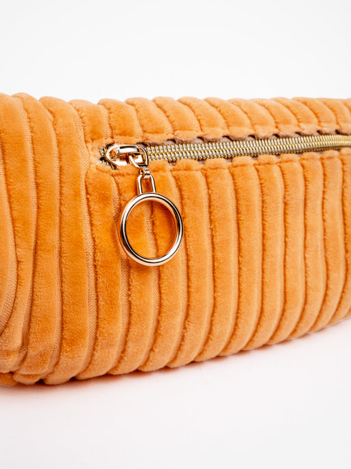 Detailansicht der orangefarbenen mara mea Mini Bauchtasche Come Dancing Peach aus Cord mit Reißverschluss, Metallring und breiter Cordstruktur