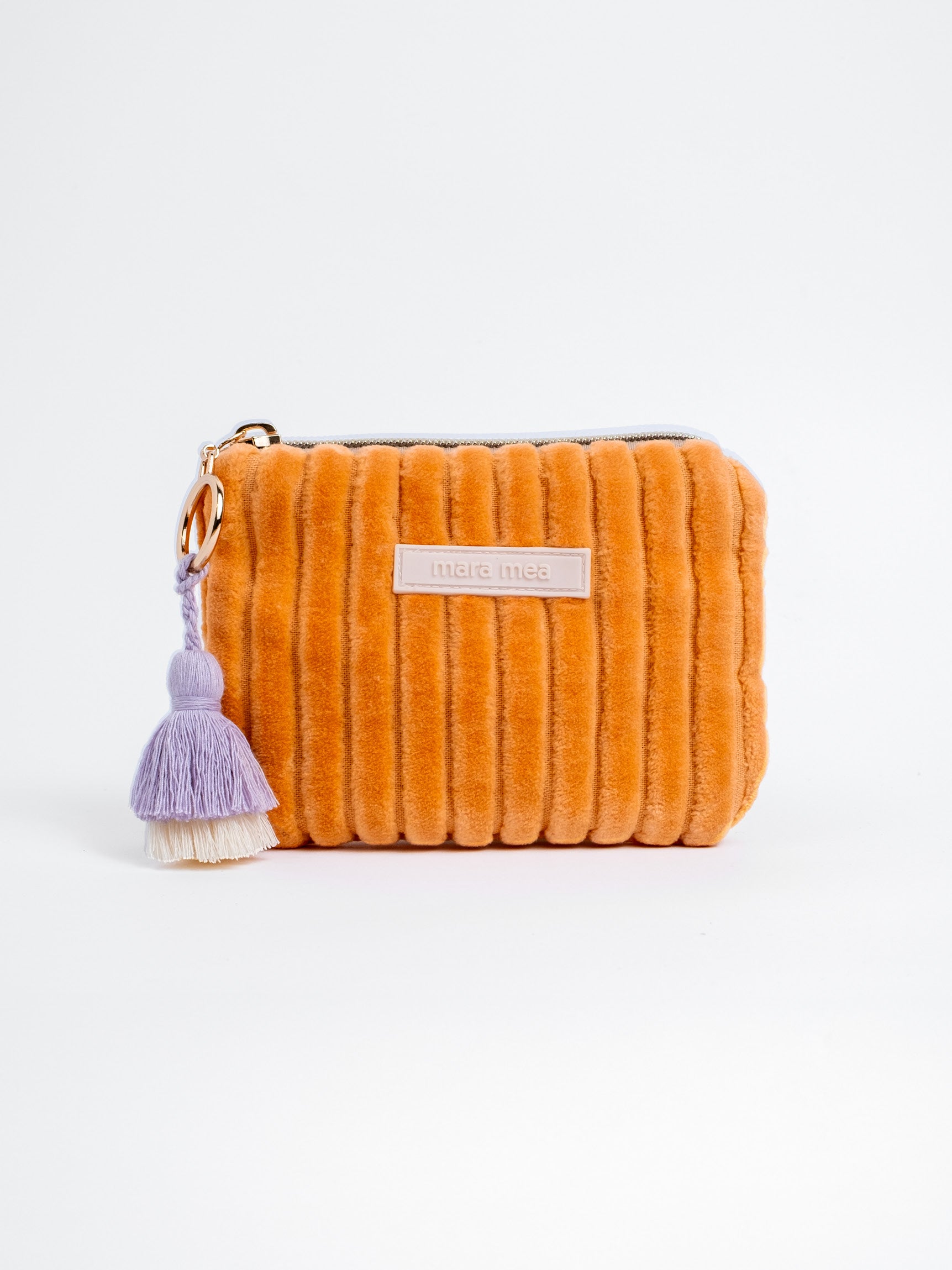 Orangefarbenes mara mea Portemonnaie Soft & Spicy Peach aus Cord mit Reißverschluss, Markenlabel und lilafarbenem Quastenanhänger auf weißem Hintergrund