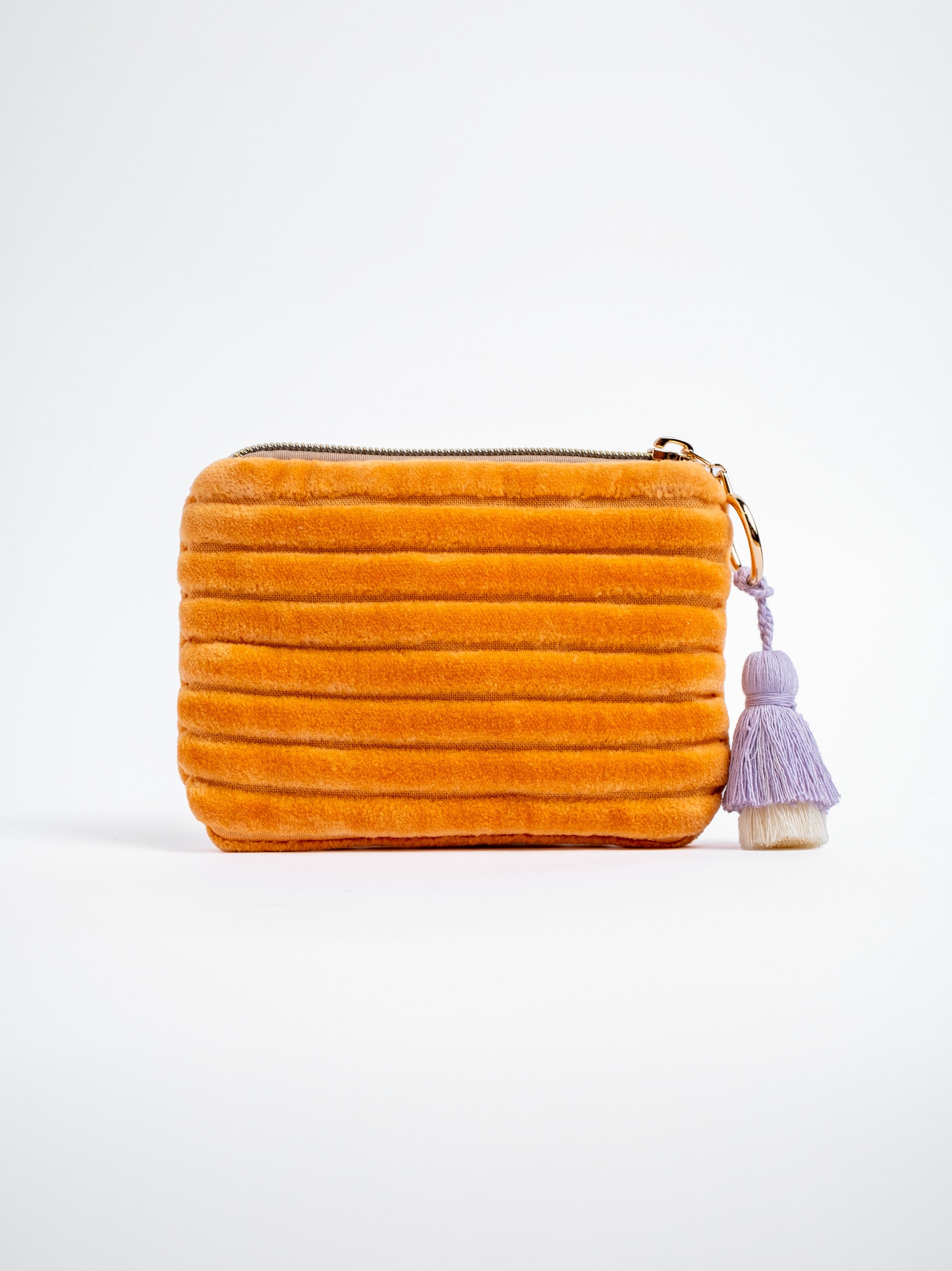 Rückansicht des orangefarbenen mara mea Portemonnaies Soft & Spicy Peach aus Cord mit Reißverschluss und lilafarbenem Quastenanhänger auf weißem Hintergrund