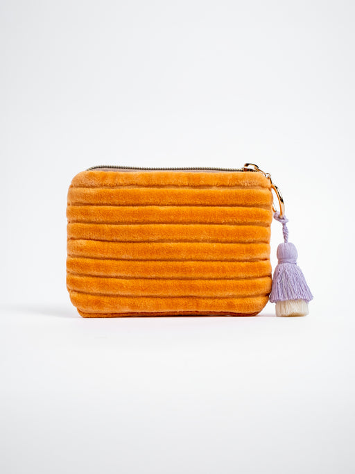 Rückansicht des orangefarbenen mara mea Portemonnaies Soft & Spicy Peach aus Cord mit Reißverschluss und lilafarbenem Quastenanhänger auf weißem Hintergrund