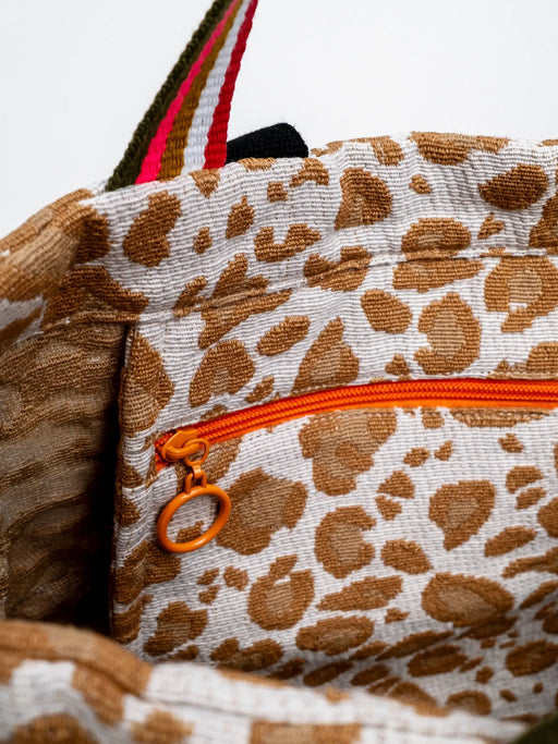 Detail Leo Tote Bag Shopper von mara mea in hellem beige Sommer Leo Stoff