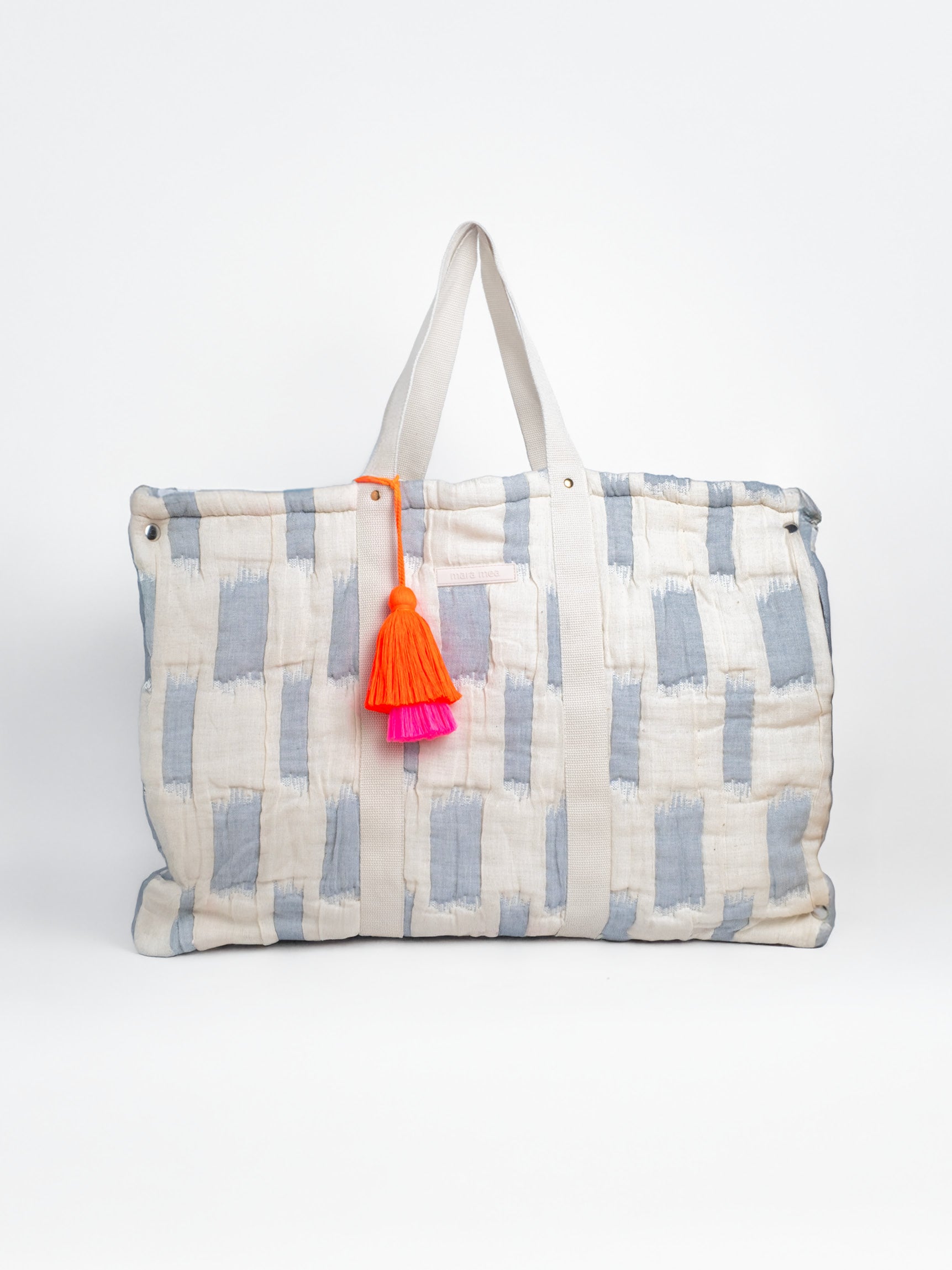 Extra große mara mea Schultertasche in Hellblau-Offwhite mit Baumwollgriffen, seitlichen Druckknöpfen und neon-oranger Quaste
