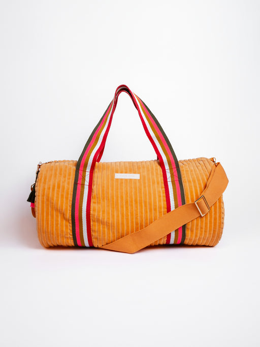 Orangefarbene mara mea Weekender-Tasche True Colors Peach aus weichem Cord mit bunten Tragegriffen und verstellbarem Schultergurt auf weißem Hintergrund