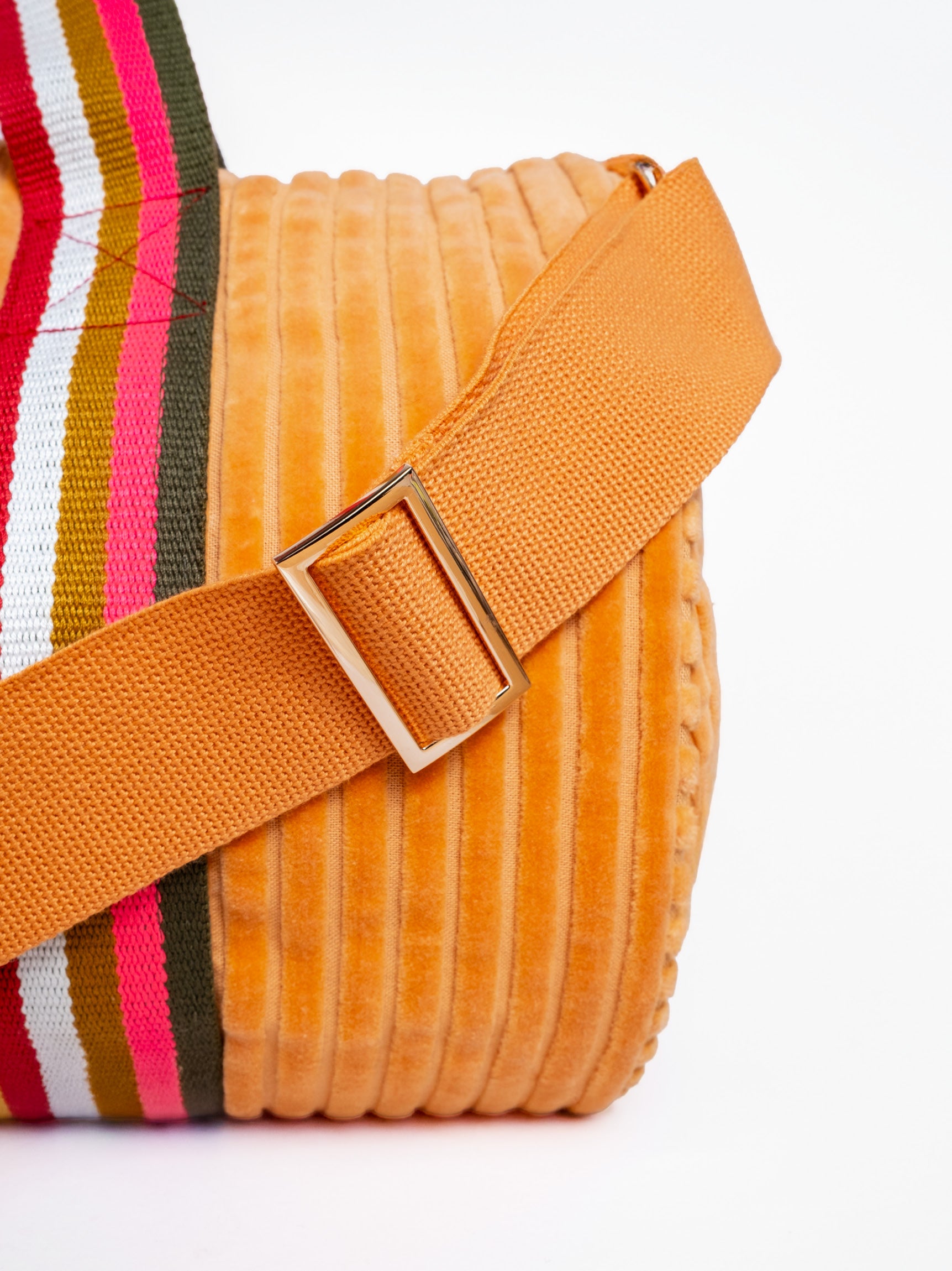 Detailansicht der orangefarbenen mara mea Weekender-Tasche True Colors Peach aus Cord mit buntem Tragegriff und verstellbarem Schultergurt mit Metallschnalle