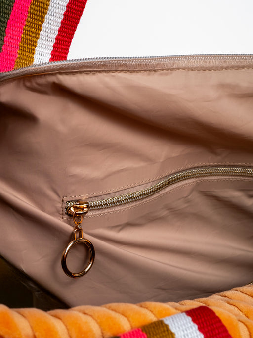 Innenansicht der orangefarbenen mara mea Weekender-Tasche True Colors Peach mit beigefarbenem Innenfutter und Reißverschlussfach