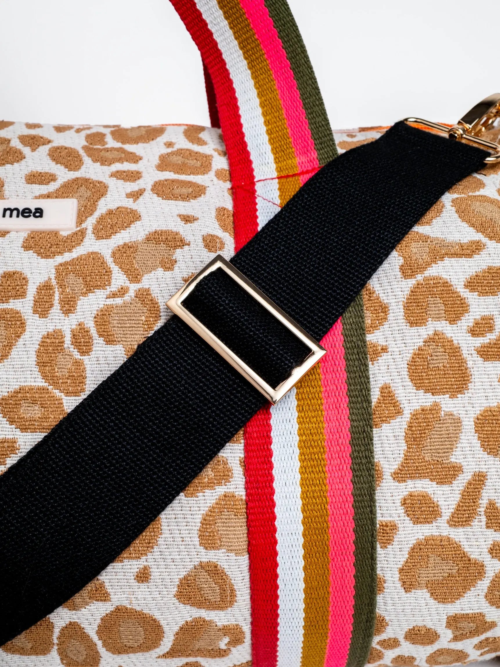 Detail Leo Print Weekender Tasche mit buntem Strap und schwarzem Tragegurt