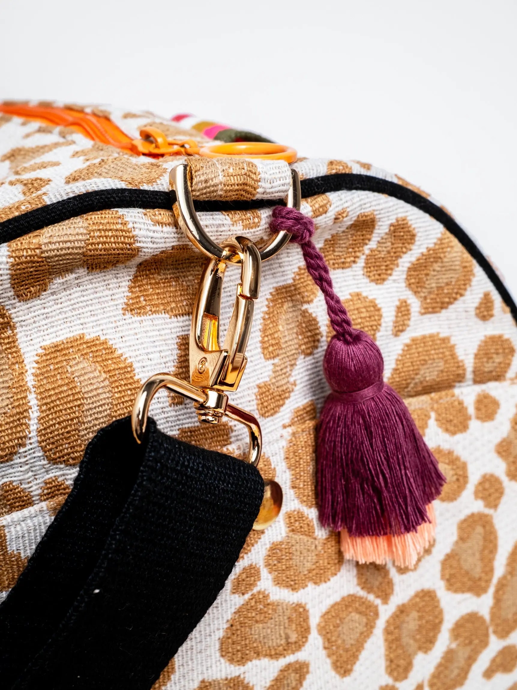 Beigefarbener Leo Weekender Bag von mara mea mit handgemachter Quaste in bordeaux und peach