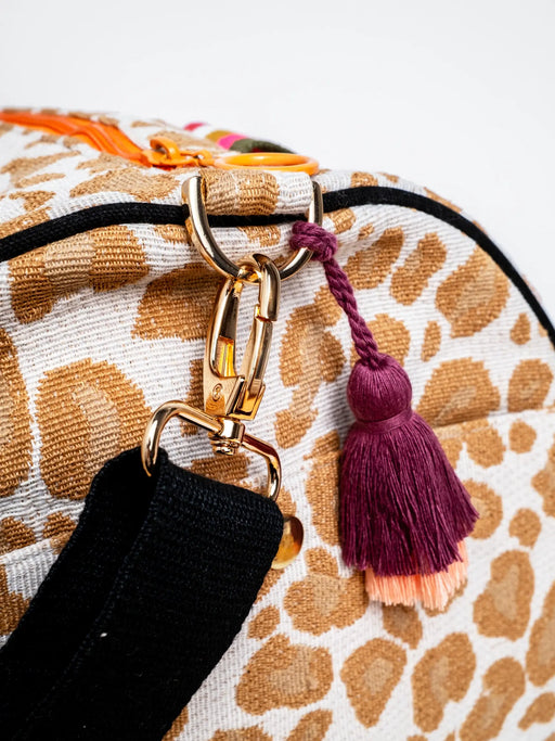 Beigefarbener Leo Weekender Bag von mara mea mit handgemachter Quaste in bordeaux und peach
