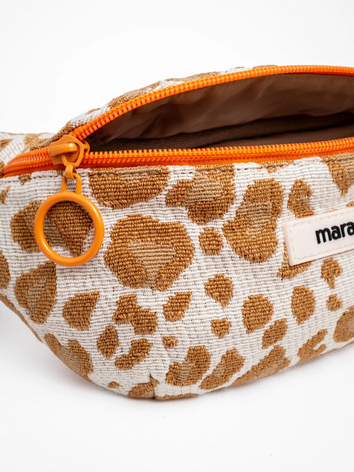 Detailaufnahme der veganen Leo Umhängetasche von mara mea mit orangefarbenem Zipper und beigefarbenem Futterstoff
