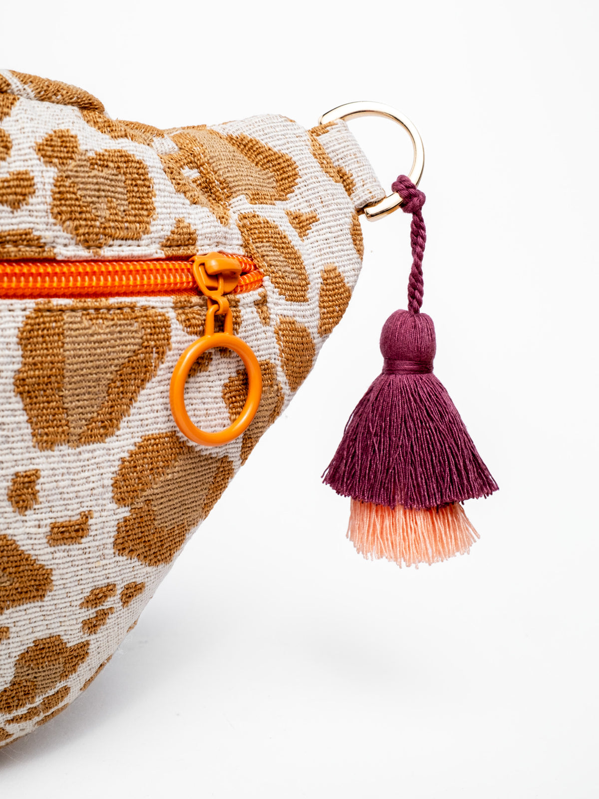 Detail der Midi Bauchtasche mumbai magic, orangefarbener Reißverschluss und Quaste in Beere und Peach
