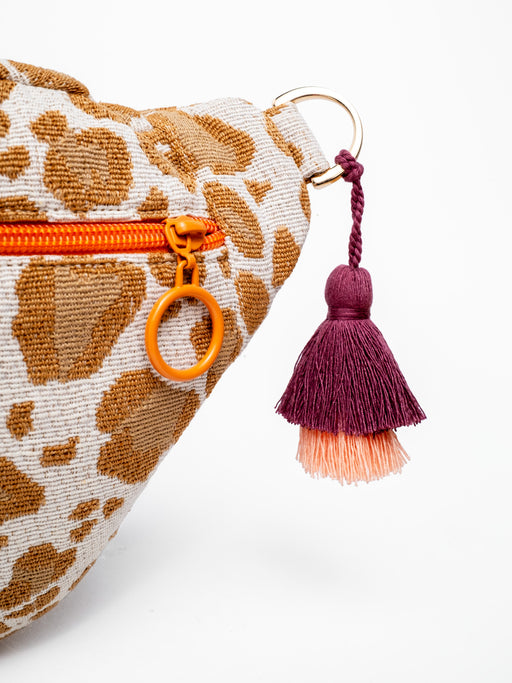 Detail der Midi Bauchtasche mumbai magic, orangefarbener Reißverschluss und Quaste in Beere und Peach
