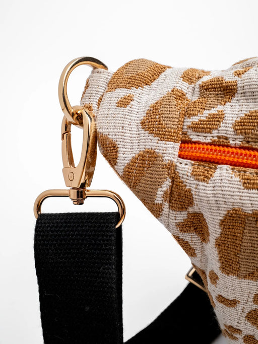Taschendetail der Leo Bauchtasche von mara mea und goldenem Karabinerhaken