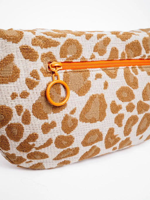 Orangefarbener Reißverschluss auf Taschenrückseite der veganen Maxi Leoparden Bauchtasche von mara mea