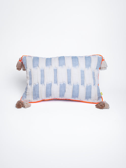 mara mea Kissen cotton mood in Hellblau und Offwhite mit neon-oranger Paspel und Quasten