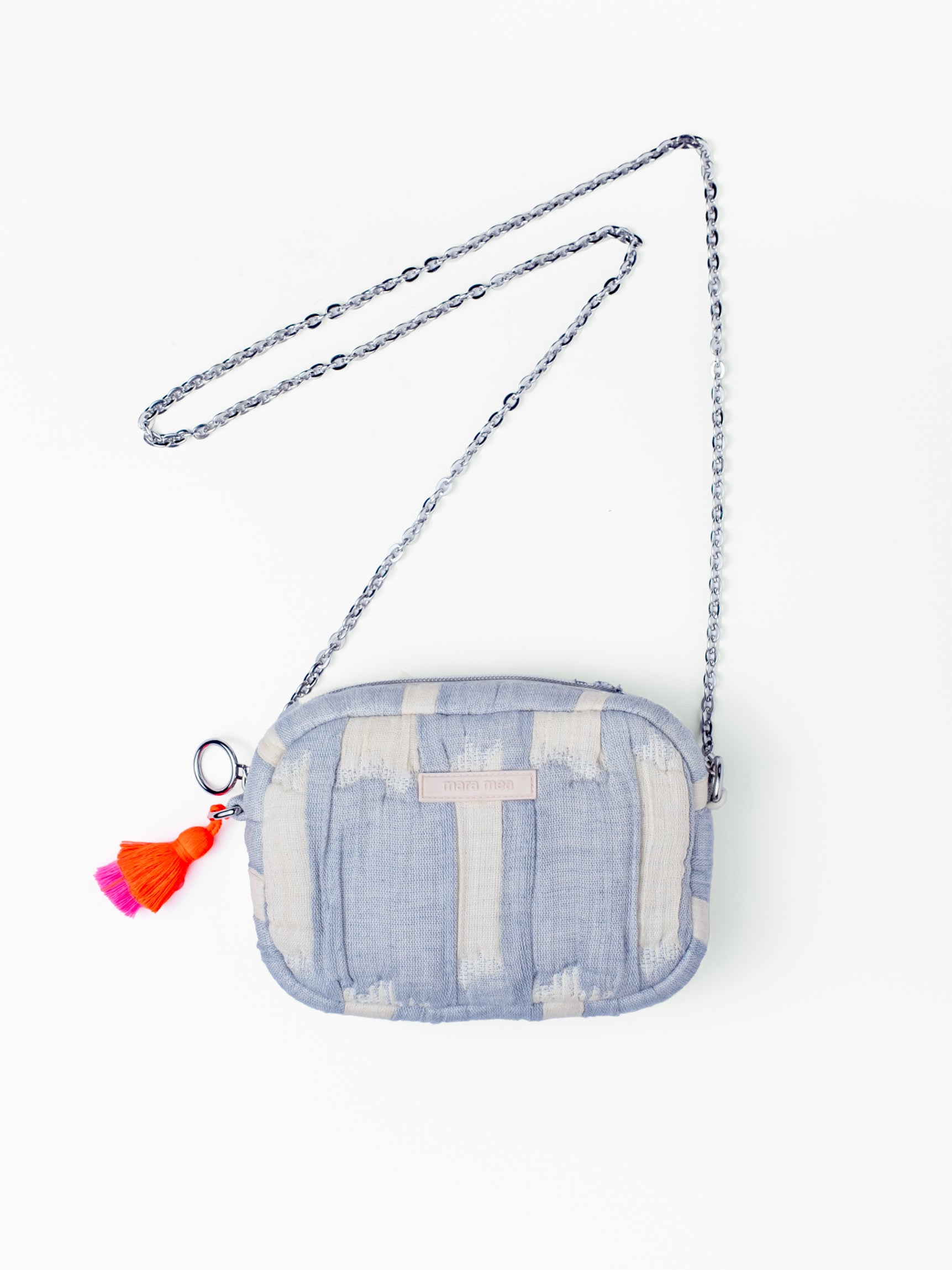 mara mea Umhängetasche air kiss in Hellblau-Offwhite mit silberfarbener Kette und neon-orange-pinker Quaste