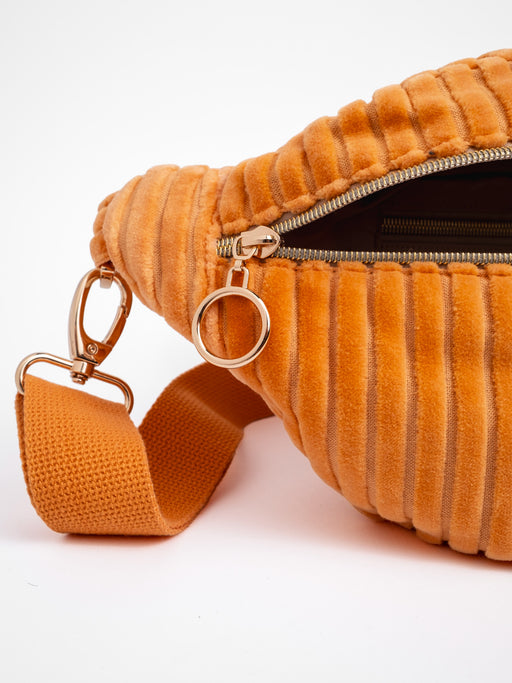 Detailansicht der geöffneten orangefarbenen mara mea Maxi Bauchtasche Soft Serve Peach aus Cord mit Reißverschluss, Metallring und Gurtkarabiner