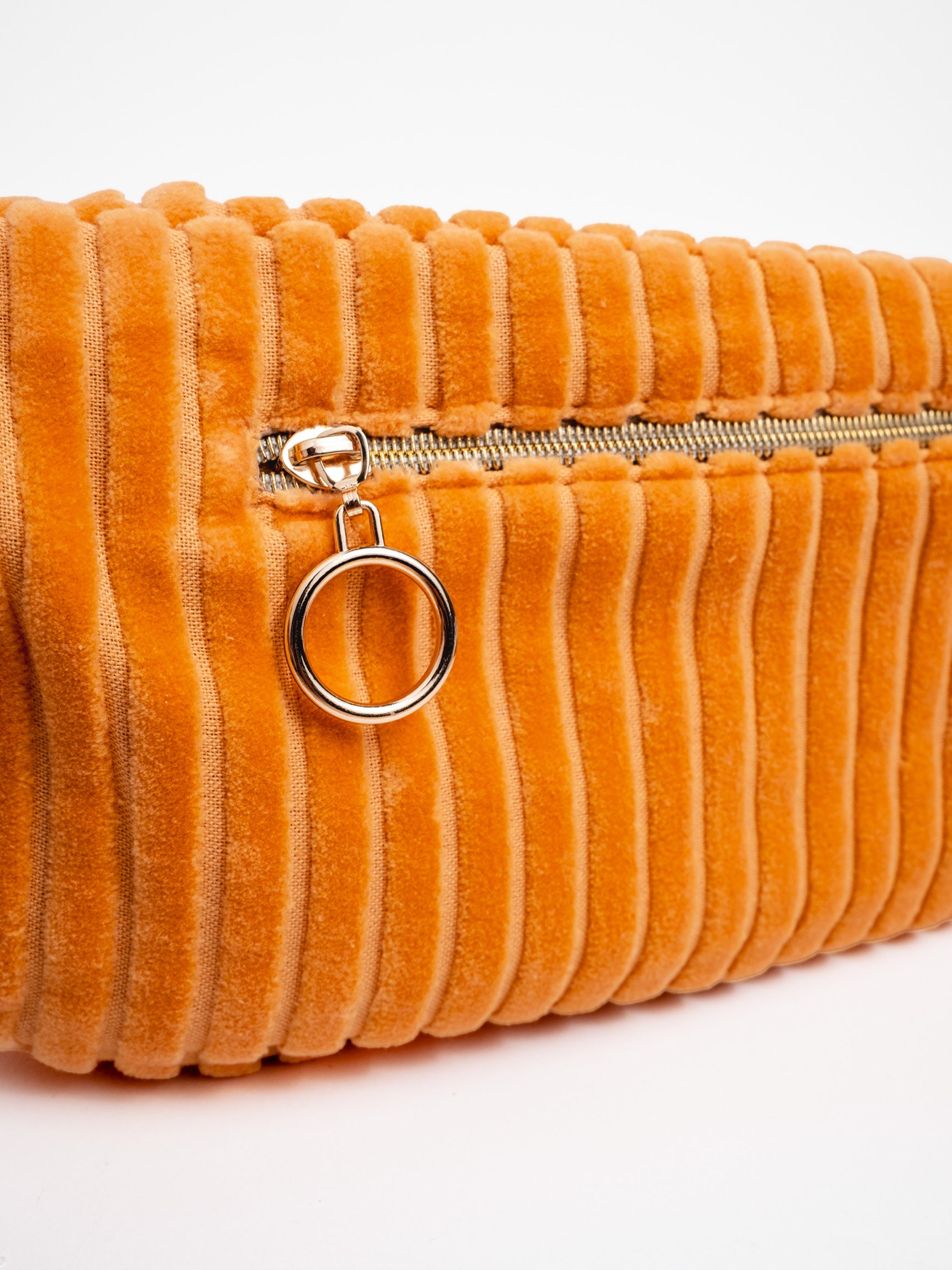 Detailansicht der orangefarbenen mara mea Maxi Bauchtasche Soft Serve Peach aus Cord mit Reißverschluss, Metallring und breiter Cordstruktur
