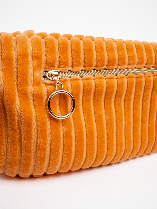 Detailansicht der orangefarbenen mara mea Maxi Bauchtasche Soft Serve Peach aus Cord mit Reißverschluss, Metallring und breiter Cordstruktur