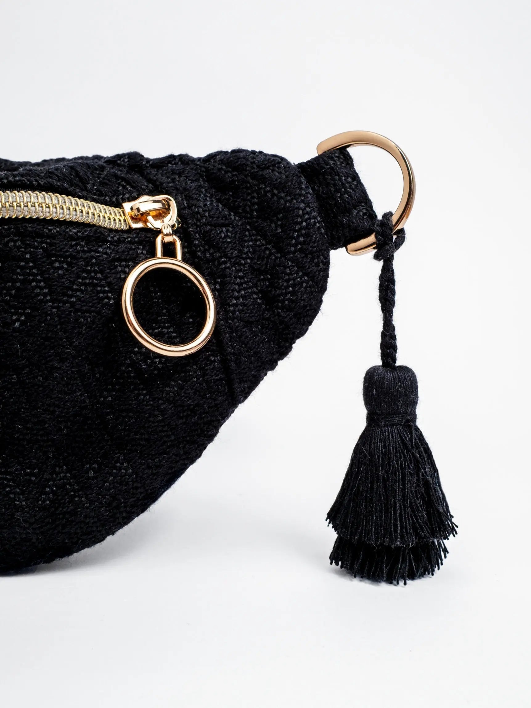 Quasten Detail der Mini Bauchtasche dance fever von mara mea in komplett schwarz mit goldenen Details